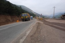 عملیات شانه سازی و رفع اختلاف سطح در محورهای مواصلاتی شهرستان صحنه