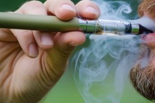 سیگار الکترونیک راهکار مناسبی برای ترک سیگار نیست