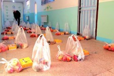 25 بسته شب یلدای دانش آموزی در مناطق محروم صحنه توزیع شد