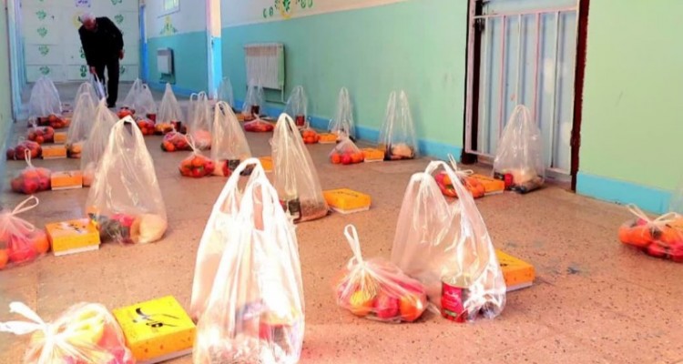 25 بسته شب یلدای دانش آموزی در مناطق محروم صحنه توزیع شد