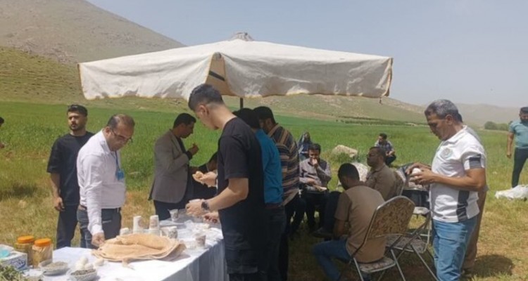 تور گردشگری خوراک ویژه گیاهان بهاری برای دانشجویان بین الملل استان کرمانشاه در صحنه برگزار شد