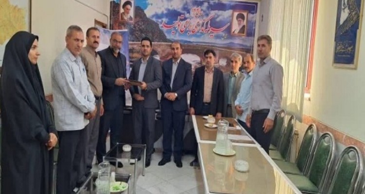 نیکوکار حامی کتابخانه‌های عمومی دینور تکریم شد