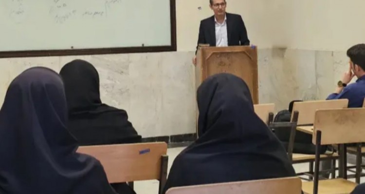 شکوفایی اندیشه با آموزش تفکر انتقادی در دانشگاه آزاد اسلامی واحد صحنه