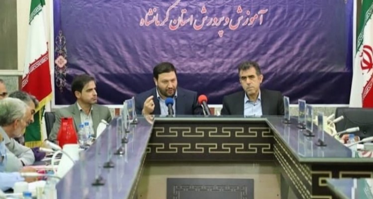 نباید معلمان دغدغه معیشت داشته باشند