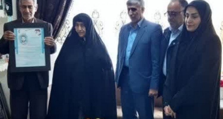 مادران و همسران شهدا دین خود را به نظام و انقلاب ادا کرده اند