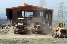 مقابل ساخت و سازهای غیر مجاز  در صحنه خواهم ایستاد