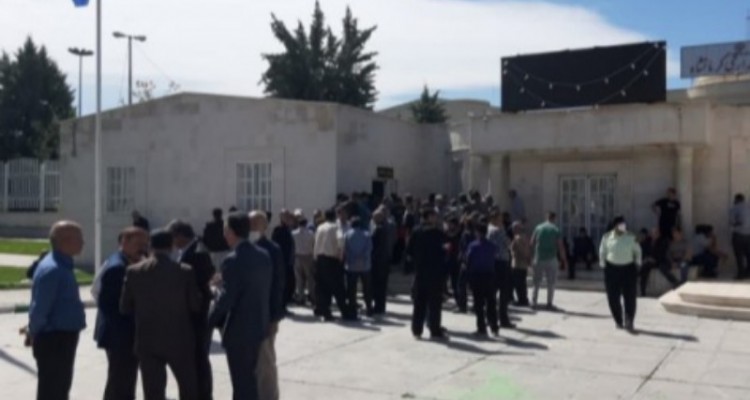 تجمع اهالی روستای «کنگرشاه» مقابل استانداری کرمانشاه