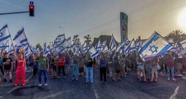 تظاهرات ۱۰۰ هزار نفری مخالفان دولت نتانیاهو در مرکز تل آویو +عکس و فیلم