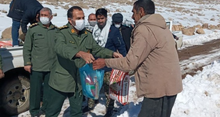 امداد رسانی سپاه صحنه به روستای محصور شده در برف