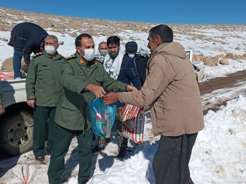 امداد رسانی سپاه صحنه به روستای محصور شده در برف