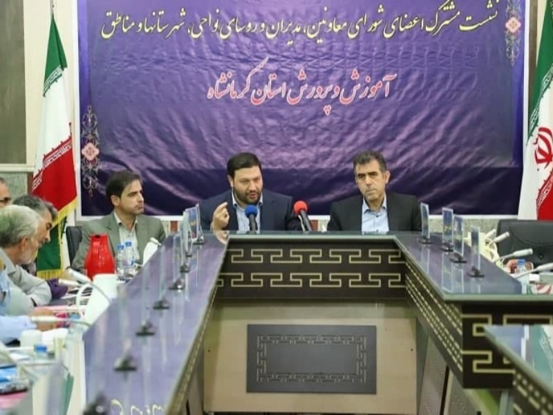 نباید معلمان دغدغه معیشت داشته باشند