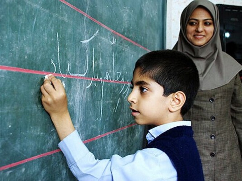 کشور با کمبود ۷۰ هزار معلم مواجه است