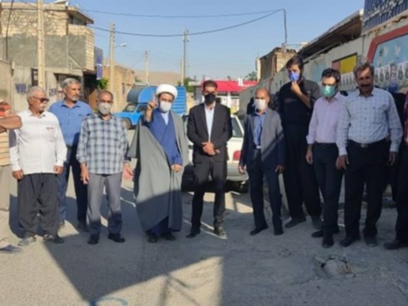 طلبه‌ صحنه ای که به نیازمندان 102 روستا رسیدگی می‌کند
