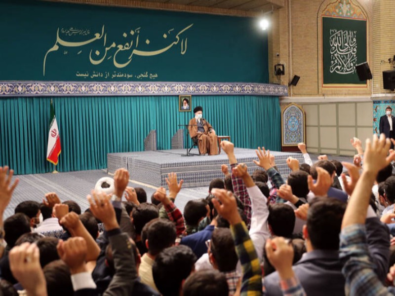 راه روشن انقلاب را با جدیت دنبال کنید