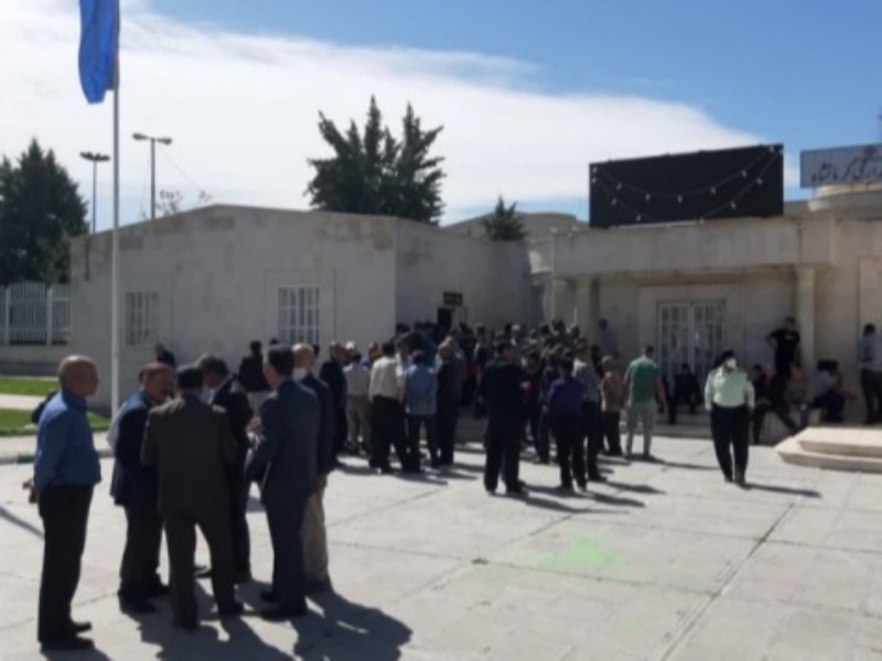 تجمع اهالی روستای «کنگرشاه» مقابل استانداری کرمانشاه