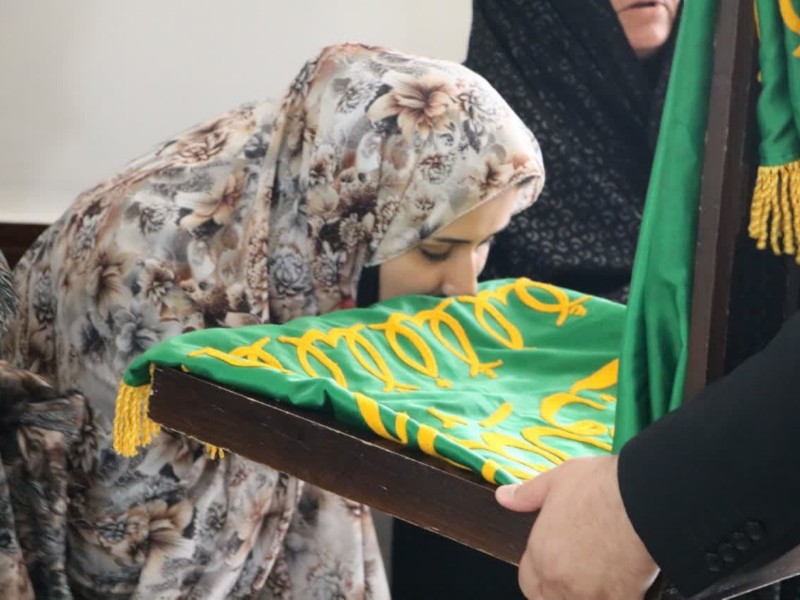 دیدار خدام امام رضا(ع) با خانواده شهدای صحنه دیدار خدام امام رضا(ع) با خانواده شهدای صحنه