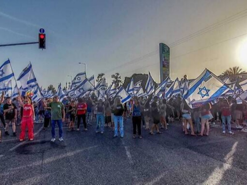 تظاهرات ۱۰۰ هزار نفری مخالفان دولت نتانیاهو در مرکز تل آویو +عکس و فیلم