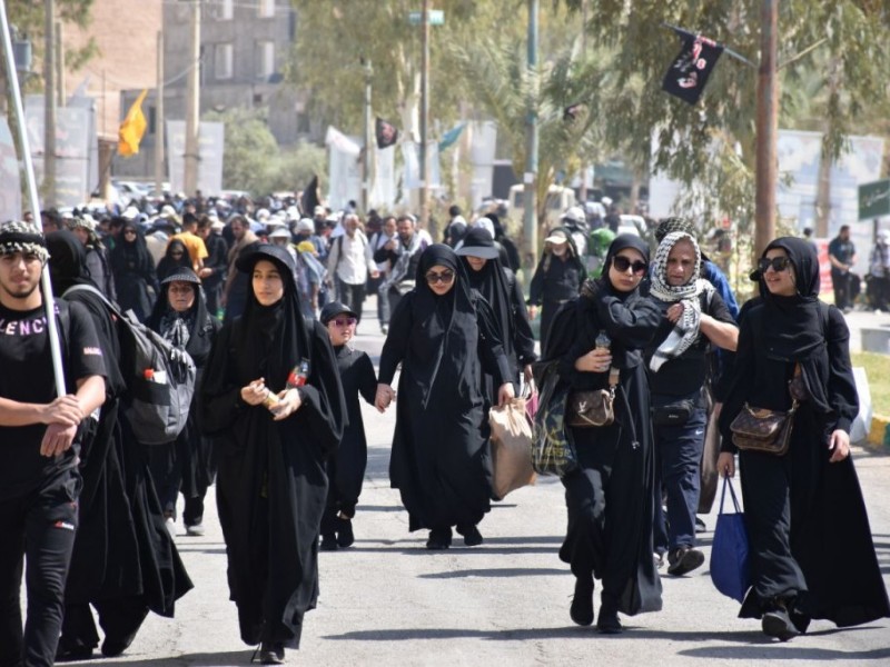 اینجا همه به عشق حسین قدم برمی‌دارند
