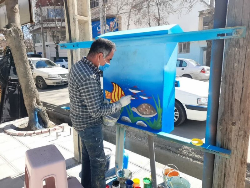 رنگ آمیزی المان ها و مبلمان پارکی در سطح شهر صحنه انجام شد