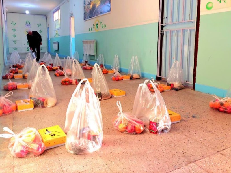 25 بسته شب یلدای دانش آموزی در مناطق محروم صحنه توزیع شد