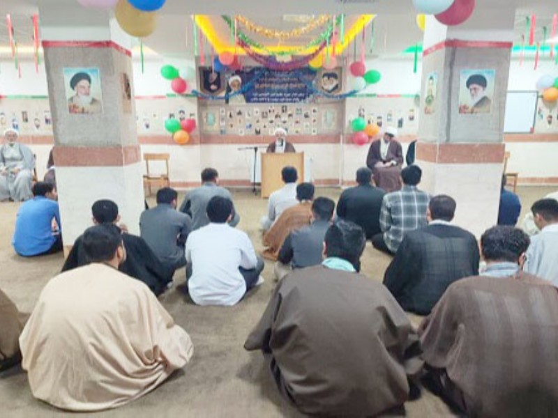 طلبه موفق کسی است که با مسائل روز جامعه آشنا باشد
