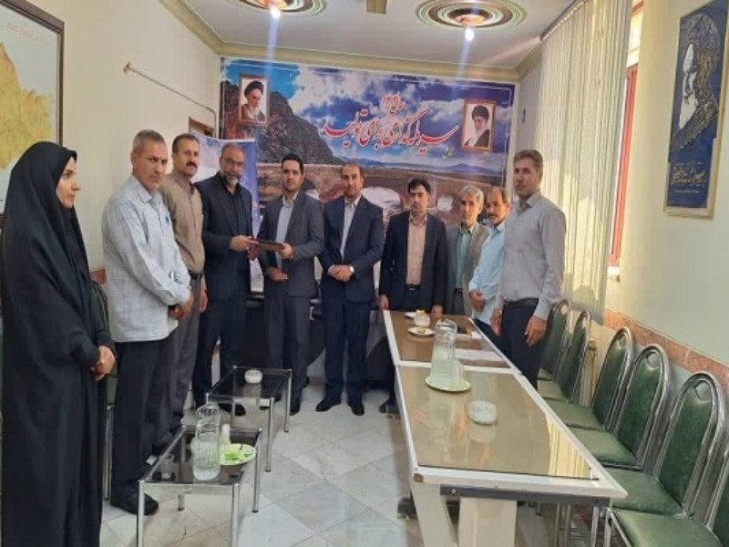 نیکوکار حامی کتابخانه‌های عمومی دینور تکریم شد